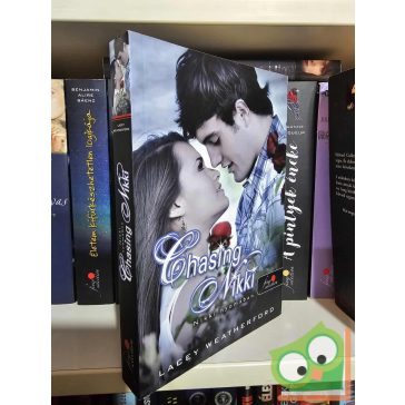   Lacey Weatherford: Chasing Nikki - Nikki nyomában (Fine selection, Vörös pöttyös) (újszerű)