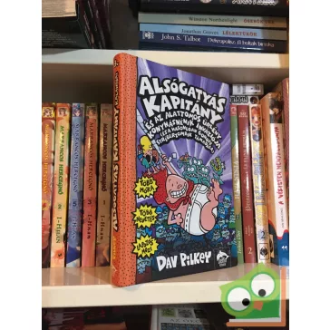   Dav Pilkey:Alsógatyás ​Kapitány és az alattomos űrlény konyhásnénik inváziója (és a hasonlóan gonosz stréberzombik támadása) (Alsógatyás kapitány 3.)