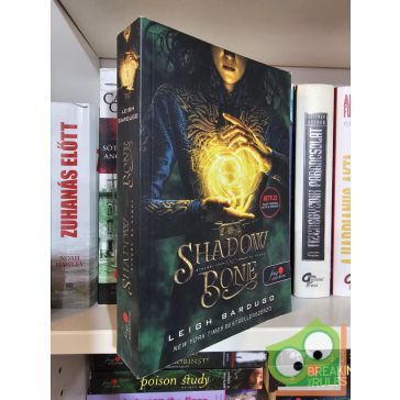   Leigh Bardugo: Shadow and Bone - Árnyék és csont  (Grisa trilógia 1.) (vörös pöttyös)