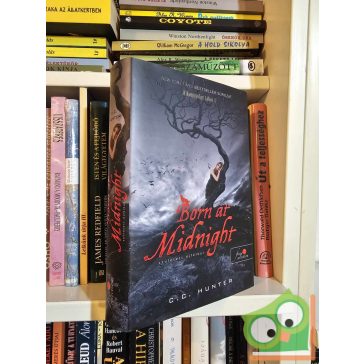   C. C. Hunter: Born At Midnight – Született éjfélkor (Alkonyvölgy tábor 1.) (Vörös pöttyös könyvek)