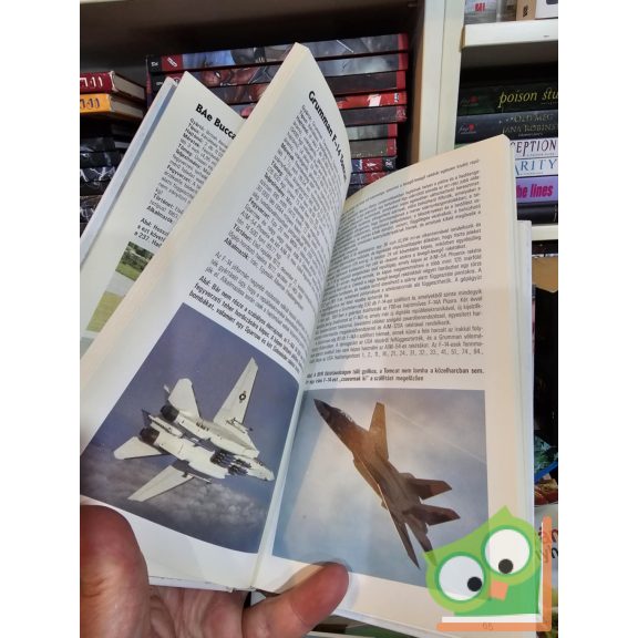 Bill Gunston: Korszerű vadász- és csapásmérő repülőgépek (Arzenál könyvek)