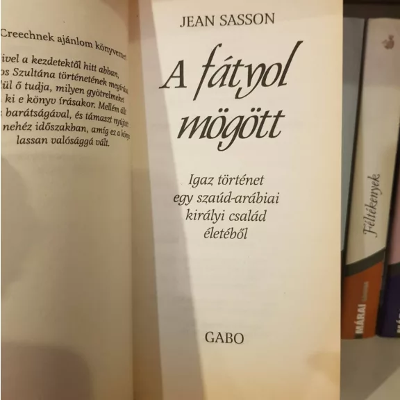Jean Sasson: A ​fátyol mögött