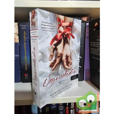   Meredith Wild: Összeroskadva (Bridge 1.) (Fine selection, Rubin pöttyös)